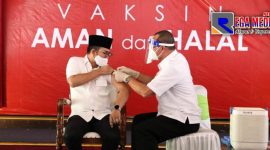 Bupati Bangkalan (R. Abd. Latif Amin Imron) saat disuntik vaksin pertama.