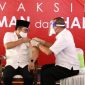 Bupati Bangkalan (R. Abd. Latif Amin Imron) saat disuntik vaksin pertama.