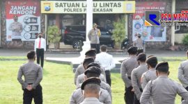 Kapolres Pamekasan (AKBP Apip Ginanjar), saat memimpin apel di lapangan Satlantas Polres Pamekasan.