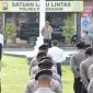 Kapolres Pamekasan (AKBP Apip Ginanjar), saat memimpin apel di lapangan Satlantas Polres Pamekasan.