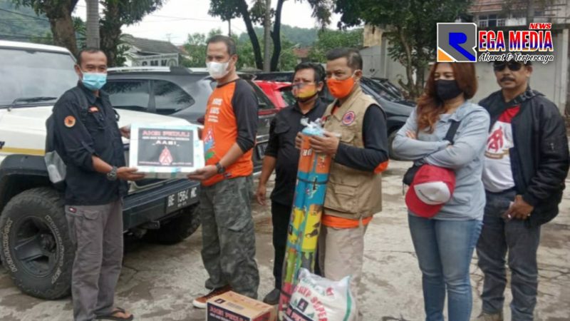 AABI kota Cimahi saat menyalurkan bantuan kepada korban longsor di Sumedang melalui pihak BPBD.