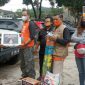 AABI kota Cimahi saat menyalurkan bantuan kepada korban longsor di Sumedang melalui pihak BPBD.
