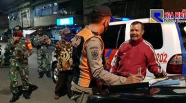 Tampak salah satu petugas Satpol PP saat memberikan sanksi bagi pelanggar yang tidak mematuhi protokol kesehatan.