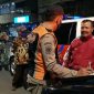 Tampak salah satu petugas Satpol PP saat memberikan sanksi bagi pelanggar yang tidak mematuhi protokol kesehatan.