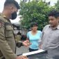 Anggota Satpol PP saat memberikan sanksi kepada pelanggar prokes.