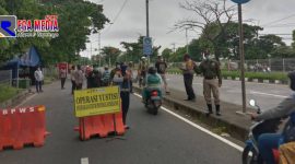 Polsek Kenjeran bersama tim gabungan tiga pilar saat menggelar operasi yustisi di akses jalan tol Suramadu.