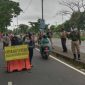 Polsek Kenjeran bersama tim gabungan tiga pilar saat menggelar operasi yustisi di akses jalan tol Suramadu.