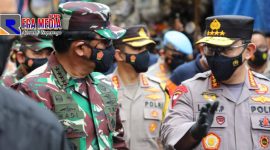 Panglima TNI dan Kapolri beserta jajajaran saat memantau prokes di Pasar Tanah Abang.