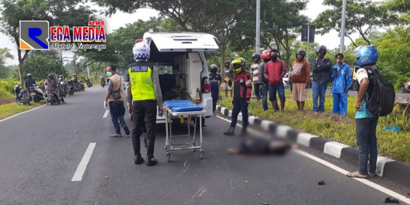 Sejumlah petugas kepolisian hendak mengevakuasi korban kecelakaan tunggal di askes jalan tol Suramadu.