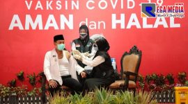 Wakil Bupati Sampang (H. Abdullah Hidayat) saat disuntik vaksin di Pendopo Trunojoyo  Kabupaten Sampang.