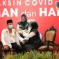 Wakil Bupati Sampang (H. Abdullah Hidayat) saat disuntik vaksin di Pendopo Trunojoyo  Kabupaten Sampang.