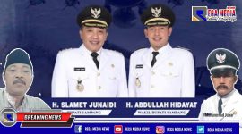 Foto Bupati dan wakil Bupati Sampang diapit oleh Kepala Desa Tobai Barat dan Kades Gunung Rancak.