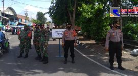 Polsek Semampir bersama tim gabungan saat melaksanakan operasi yustisi di Pasar Pegirian Surabaya.