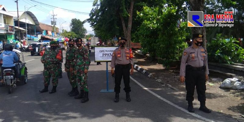 Polsek Semampir bersama tim gabungan saat melaksanakan operasi yustisi di Pasar Pegirian Surabaya.