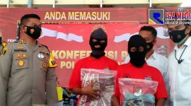 Kapolres Sampang didampingi Kasat Reskrim tunjukkan tersangka pembunuhan gadis di Desa Paopale Laok Ketapang lengkap dengan barang bukti.