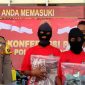 Kapolres Sampang didampingi Kasat Reskrim tunjukkan tersangka pembunuhan gadis di Desa Paopale Laok Ketapang lengkap dengan barang bukti.