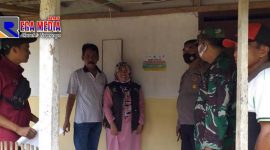Tim lapangan bersama tim gabungan TNI-Polri saat menempelkan stiker PKH dan sembako di salah satu rumah KPM.