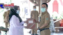 Bupati Pamekasan (Baddrut Tamam) saat menyerahkan SK pengangkatan pada 246 P3K secara Simbolis.