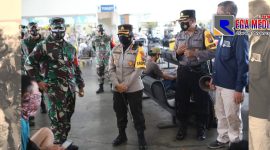 Kapolres Tanjung Perak bersama Dandim 0830/SU saat sidak  Prokes ke Pelabuhan GSN.