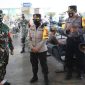 Kapolres Tanjung Perak bersama Dandim 0830/SU saat sidak  Prokes ke Pelabuhan GSN.