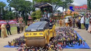 Pemusnahan Miras, Bupati Pamekasan Ajak Masyarakat Cegah Beredarnya Minuman Haram