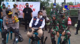Kapolda Jatim bersama Pangdam V Brawijaya tengah duduk istirahat disela sidak ke Pasar Pabean Surabaya.