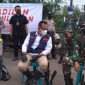 Kapolda Jatim bersama Pangdam V Brawijaya tengah duduk istirahat disela sidak ke Pasar Pabean Surabaya.