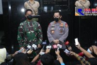 Kapolri Jendral Listyo Sigit Prabowo didampingi KSAD Jendral TNI Andika Perkasa saat diwawancarai awak media.