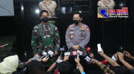 Kapolri Jendral Listyo Sigit Prabowo didampingi KSAD Jendral TNI Andika Perkasa saat diwawancarai awak media.
