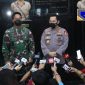 Kapolri Jendral Listyo Sigit Prabowo didampingi KSAD Jendral TNI Andika Perkasa saat diwawancarai awak media.