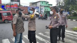 Kapolsek Krembangan (Kompol Redik Tribawanto) saat membagikan masker kepada warga.