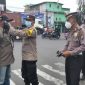 Kapolsek Krembangan (Kompol Redik Tribawanto) saat membagikan masker kepada warga.