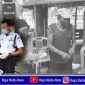 Kapolres Pelabuhan Tanjung Perak saat membagikan masker gratis kepada para PKL dan pemilik warung di wilayah Surabaya.