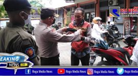Kapolsek Asemrowo (Kompol Hari Kurniawan) saat membagikan masker kepada warga yang tidak menggunakan masker.