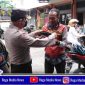 Kapolsek Asemrowo (Kompol Hari Kurniawan) saat membagikan masker kepada warga yang tidak menggunakan masker.