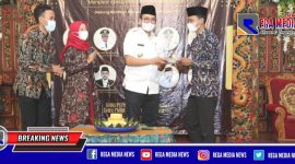 Potongan nasi tumpeng diberikan kepada Bupati Bangkalan (R. Abd. Latif Amin Imron), saat kegiatan Deklarasi Pemuda Madura bertema 