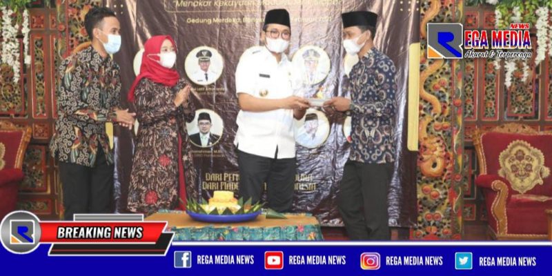 Potongan nasi tumpeng diberikan kepada Bupati Bangkalan (R. Abd. Latif Amin Imron), saat kegiatan Deklarasi Pemuda Madura bertema 