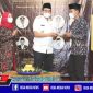 Potongan nasi tumpeng diberikan kepada Bupati Bangkalan (R. Abd. Latif Amin Imron), saat kegiatan Deklarasi Pemuda Madura bertema 
