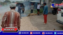 Warga Arosbaya Bangkalan saat secara swadaya memperbaiki jalan yang rusak.