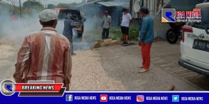 Lepas Perhatian Pemerintah, Warga Arosbaya Bangkalan Swadaya Perbaiki Jalan Rusak