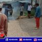 Warga Arosbaya Bangkalan saat secara swadaya memperbaiki jalan yang rusak.
