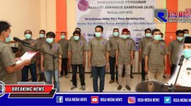 Suasana saat berlangsungnya pengukuhan pengurus Aliansi Jurnalis Sampang (AJS) periode 2021-2022. 