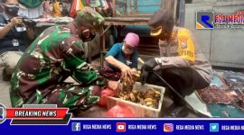 Kapolres Pelabuhan Tanjung Perak bersama Danramil Semampir saat blusukan ke Pasar Wonokosumo, Surabaya. 