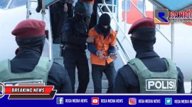 Terduga teroris yang ditangkap di Makassar tampak dikawal ketat saat turun dari pesawat di Bandara Soekarno Hatta, Jakarta.