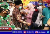 Danrem 084 Bhaskara Jaya (Brigjen TNI Herman Hidayat Eko Atmojo) tampak bersama Wabup Sampang (H. Abdullah Hidayat) membagikan masker kepada pengunjung pasar.