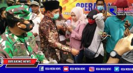 Danrem 084 Bhaskara Jaya (Brigjen TNI Herman Hidayat Eko Atmojo) tampak bersama Wabup Sampang (H. Abdullah Hidayat) membagikan masker kepada pengunjung pasar.