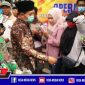 Danrem 084 Bhaskara Jaya (Brigjen TNI Herman Hidayat Eko Atmojo) tampak bersama Wabup Sampang (H. Abdullah Hidayat) membagikan masker kepada pengunjung pasar.