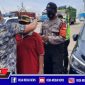 Panit 1 Unit Reskrim Polsek Pabean Cantikan saat mengenakan masker kepada warga yang tidak memakai masker.