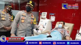 Kapolda Jatim (Irjen Pol Nico Afinta) saat mengecek anggotanya yang sedang donor plasma konvalesen.