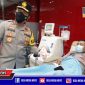 Kapolda Jatim (Irjen Pol Nico Afinta) saat mengecek anggotanya yang sedang donor plasma konvalesen.
